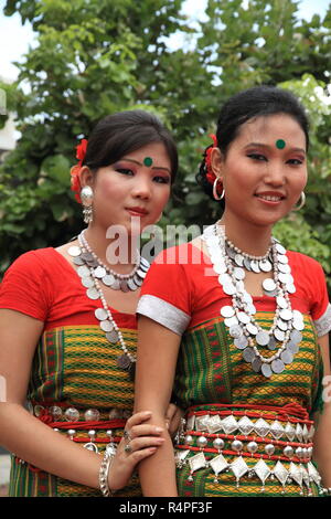 Les filles des tribus portant des costumes traditionnels et se retrouvent au centre de Shaheed Minar à Dhaka le marquant la Journée internationale des populations autochtones du monde P Banque D'Images