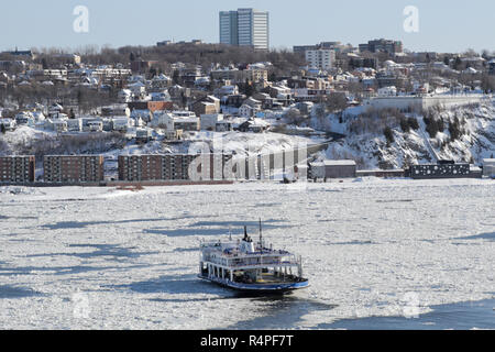 Un ferry au départ de la ville de Québec traverse de la glace gelée pour se rendre à Lévis Banque D'Images