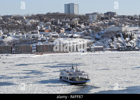 Un ferry au départ de la ville de Québec traverse de la glace gelée pour se rendre à Lévis Banque D'Images