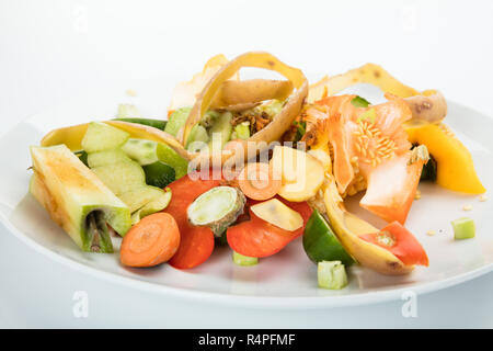 Les épluchures de fruits et légumes sur la plaque Banque D'Images