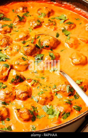 Boules de hareng dans la sauce au lait de coco et tomates Banque D'Images