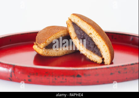 Dorayaki japonais avec gâteau haricot rouge sur remplissage bac bumcrew Banque D'Images