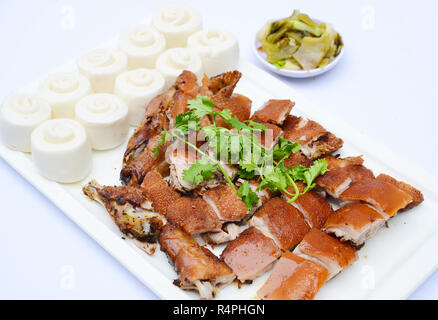 Bébé cochon grillé haché dans un style Chinois avec des boulettes sur plateau blanc Banque D'Images