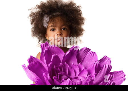 Portrait d'un petit mignon fille afro-américaine avec de grandes fleurs pourpres de l'origami, isolé sur fond blanc Banque D'Images