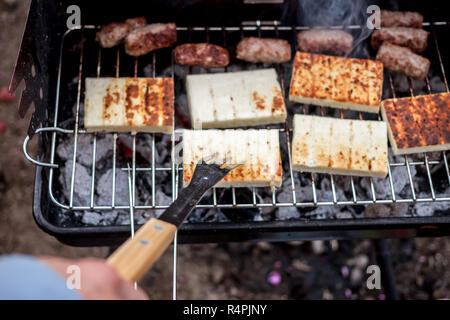 Cevapcici grillé et fromage cuisine des Balkans Banque D'Images