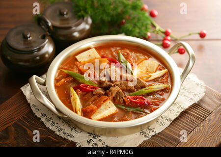 Ragoût de kimchi en soupe au boeuf et légumes sur table en bois Banque D'Images