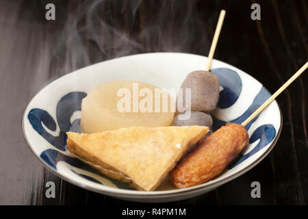 Le radis avec de la pâte de poisson Banque D'Images