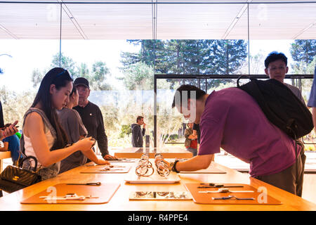 Centre d'Apple, San Jose, California, United States (USA) - 5 août 2018 : Les clients sont intéressés par les produits Apple, Apple watch Banque D'Images