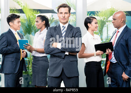 Réunion de l'équipe d'affaires avec l'homme en face looking at camera Banque D'Images