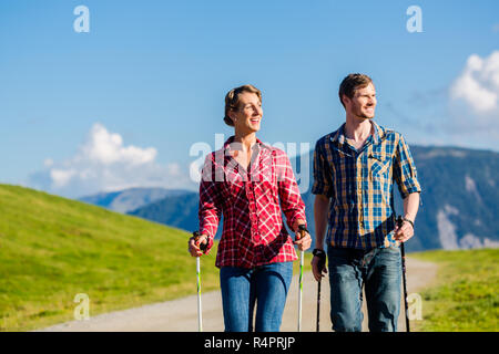 Couple doing nordic walking dans les montagnes de l'exercice Banque D'Images