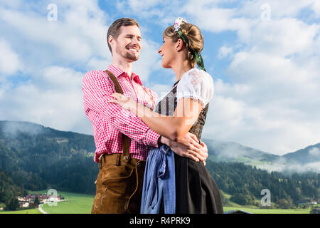 Les éleveurs de bovins sur Alpine mountain meadow Banque D'Images