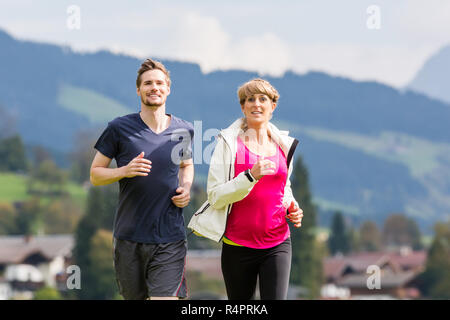 Couple doing sport running dans les montagnes Banque D'Images