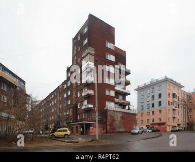 Complexe d'habitation constructiviste surnommé le navire Chambre à Ivanovo, Russie. Deux immeubles d'appartements conçus par l'architecte moderniste soviétique Daniel Fridman a été construit en 1929-1930 dans Lenina Avenue comme un complexe d'habitation pour les membres de la société coopérative de logement de la deuxième colonie du travailleur. ATTENTION : Cette image fait partie d'un reportage photo de 35 photos présentant l'architecture constructiviste soviétique à Ivanovo. Banque D'Images