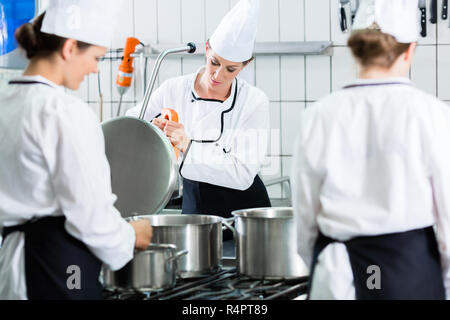 Avec les chefs de cuisine de cantine pendant le service Banque D'Images