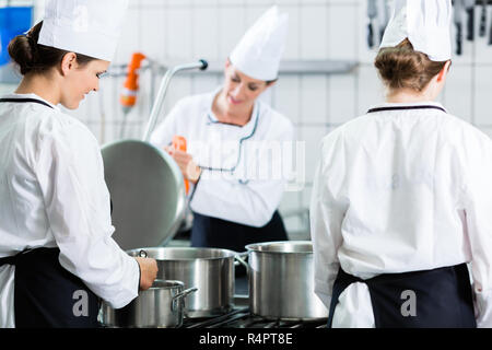 Avec les chefs de cuisine de cantine pendant le service Banque D'Images