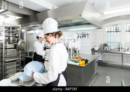 Avec les chefs de cuisine de cantine pendant le service Banque D'Images