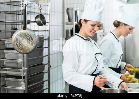 Avec les chefs de cuisine de cantine pendant le service Banque D'Images