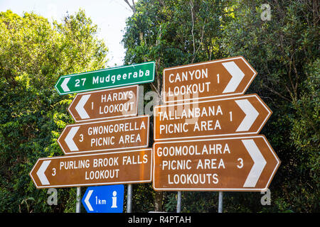 Panneau d'activités touristiques dans la région de parc national de Springbrook dans l'arrière-pays de la Gold Coast du Queensland, Australie, Banque D'Images