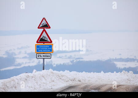 Des signes d'avertissement pour les automobilistes pour leur signaler une forte pente et inadaptés pour les entraîneurs et les véhicules. Banque D'Images
