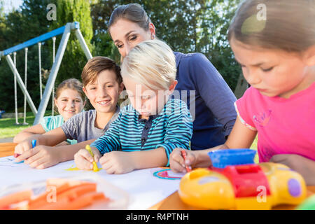 Maman peinture photos avec leurs enfants et pendant la pause déjeuner Banque D'Images