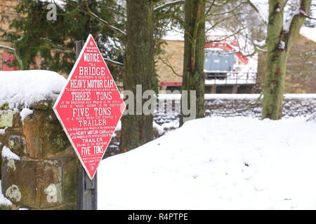 Un avis d'interdiction de restriction de poids pour les automobilistes avant de conduire sur le pont de la gare de Goathland dans Yorkshire du Nord. Banque D'Images