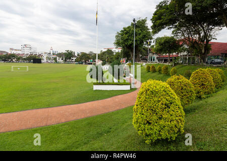 Place de la ville (Padang Ipoh Ipoh), avec le Royal Club sur la droite, Ipoh, Malaisie. Banque D'Images