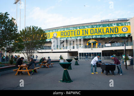 Oakland A's fans jouer en Championship Plaza, un espace extérieur à l'extérieur de l'Oakland Coliseum photographié le 6 mai 2017. Banque D'Images