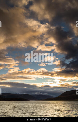 Ciel du matin spectaculaire à l'est le long de Loch Broom de Ullapool, nord-ouest des Highlands d'Écosse. Banque D'Images