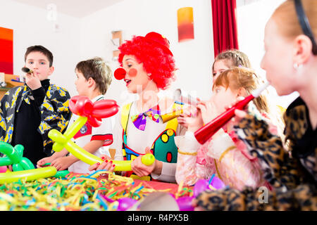 Fête d'anniversaire pour les enfants avec clown et beaucoup de bruit Banque D'Images