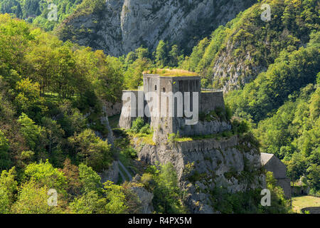 Vue sur la montagne avec le Fort du Portalet sur les Pyrénées françaises Banque D'Images