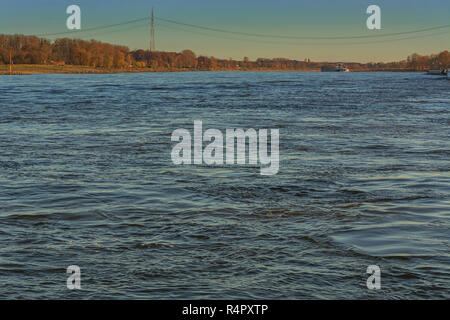 Le transport par cargo sur le Rhin Banque D'Images