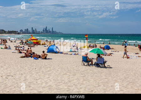 Surf sauvetage sauveteurs sur la plage de Burleigh Heads avec Surfers Paradise au loin, Gold Coast, Queensland, Australie Banque D'Images