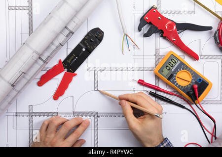 Dessin sur Plan d'architecte Plan avec les composants électriques Banque D'Images