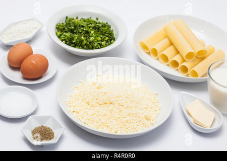 Des ingrédients pour préparer les cannelloni épinards et fromage Banque D'Images
