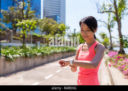 Femme sport courir avec smart watch Banque D'Images