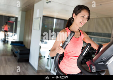 Femme Sport pratique sur une machine elliptique Banque D'Images