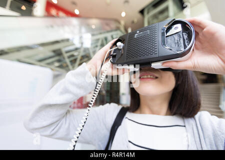 Bien qu'à la femme appareil VR Banque D'Images