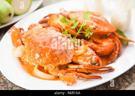 Soupe au crabe rouge poêlé aux herbes sur le plat blanc Banque D'Images