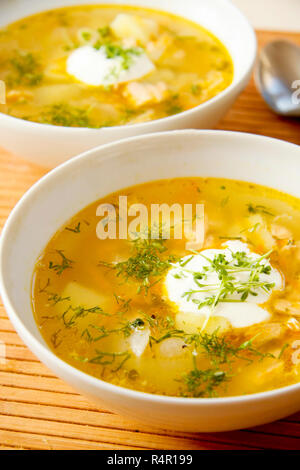 Soupe de saumon à l'oignon et les herbes d'oeuf dans un bol blanc Banque D'Images