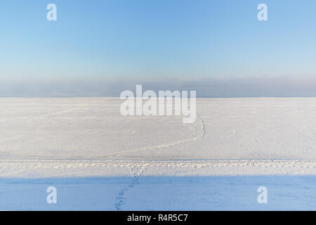 Un chemin le long de la neige dans le brouillard au matin d'hiver Banque D'Images