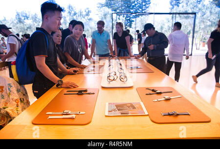 Centre d'Apple, San Jose, California, United States (USA) - 5 août 2018 : Les clients sont intéressés par les produits Apple, Apple watch Banque D'Images