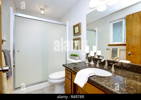 Intérieur salle de bains avec comptoir en granit foncé haut vanity cabinet Banque D'Images