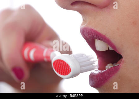 Belle jeune femme avec une brosse à dents close-up Banque D'Images