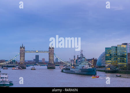 La vue en regardant le Tower Bridge de London Bridge à Londres Banque D'Images