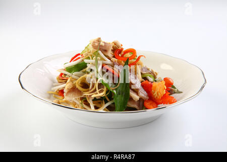 Salade de fleurs de bananier avec des tranches de viande et les herbes sur le plat blanc Banque D'Images