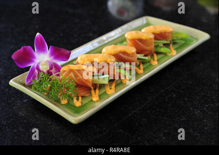 Rouleaux de saumon avec de la mayonnaise sur le plateau Banque D'Images