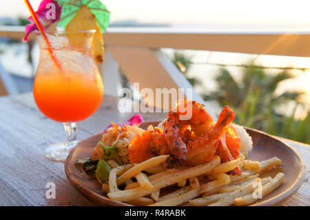 Fried chips aux crevettes et fruits juteux en station Banque D'Images