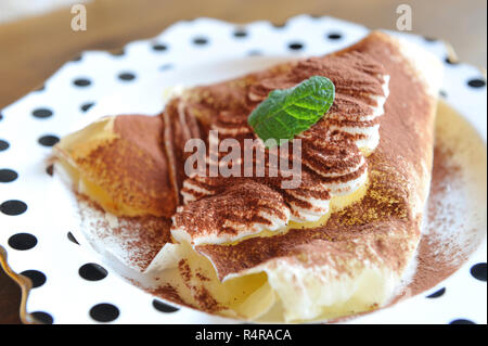 Gâteau crémeux au chocolat et feuille de menthe Banque D'Images