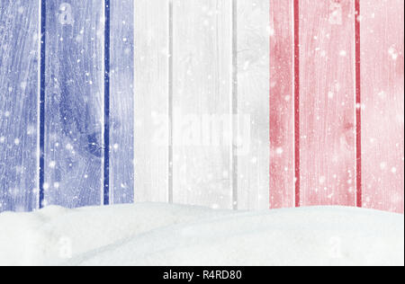 Arrière-plan hiver noël avec mur en bois, des chutes de neige, neige et drapeau Français Banque D'Images