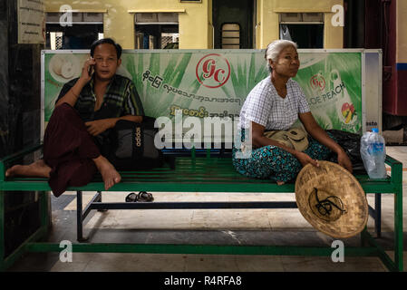 Les passagers qui attendent sur un banc à la Gare, Mandalay Mandalay, Myanmar Banque D'Images